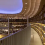 zdjęcie biblioteki z duża liczbą książek